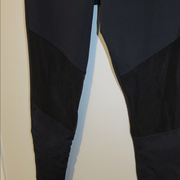 Onzie Black Leggings Flow Track Mesh Cut Out Full Length Workout Small Medium - Picture 4 of 9